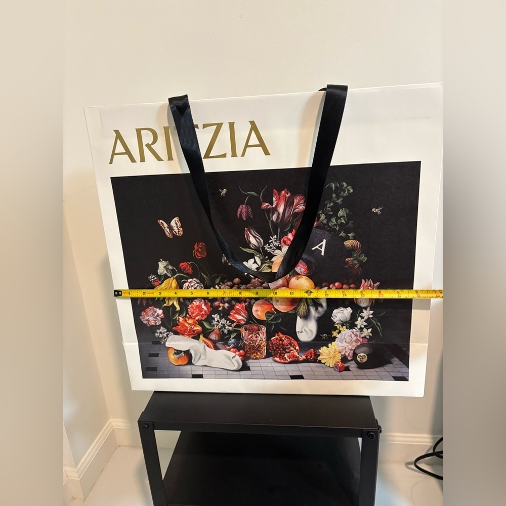 Aritzia gift bag - Picture 4 of 6